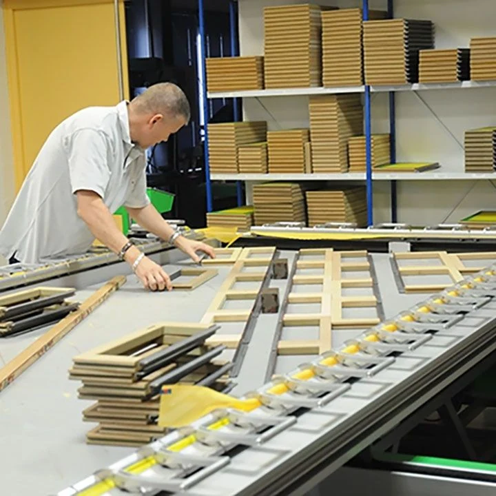 Préparation de plusieurs cadres de sérigraphie sur une table d’atelier