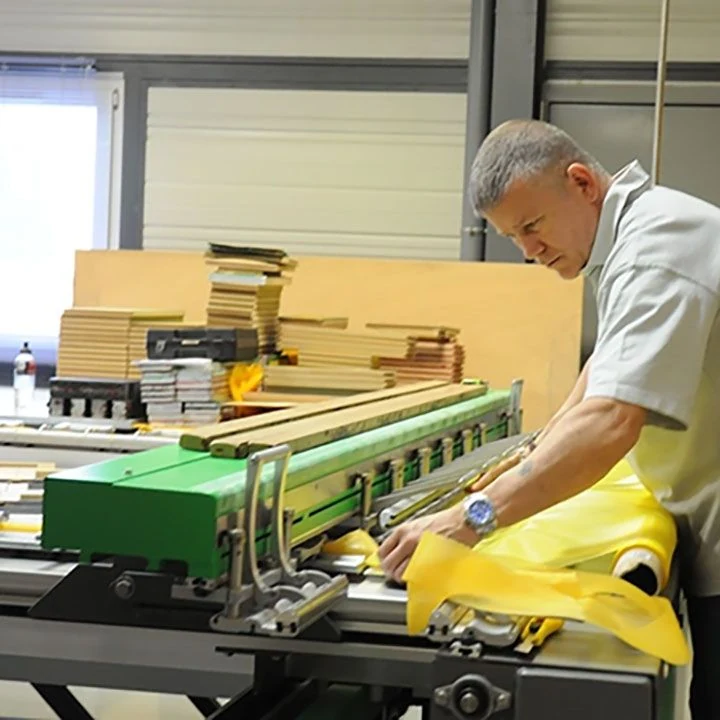 Travail de la maille jaune sur un équipement de préparation des écrans